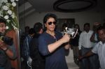 Shahrukh Khan celebrates birthday with media in Mannat, Bandra on 2nd Nov 2011 (32).JPG